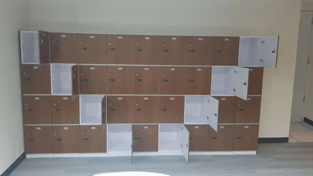 lockers de madera diferentes colores