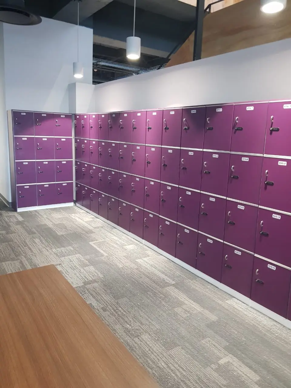Instalación de lockers de madera en oficina por personal de LockSteel