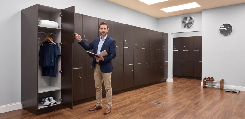 Asesor de LockSteel cotizando un proyecto de lockers de madera