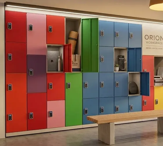 Lockers de colores para empleados en una oficina