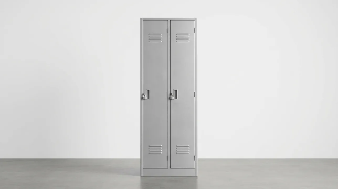 Detalle de puerta, bisagras y cerradura de un locker metálico LockSteel