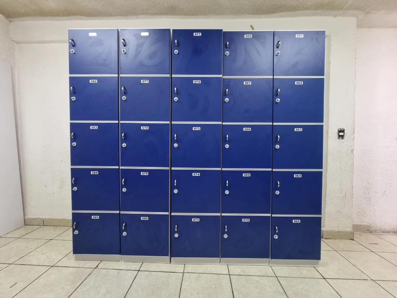 Lockers de plástico de 25 puertas - LockSteel