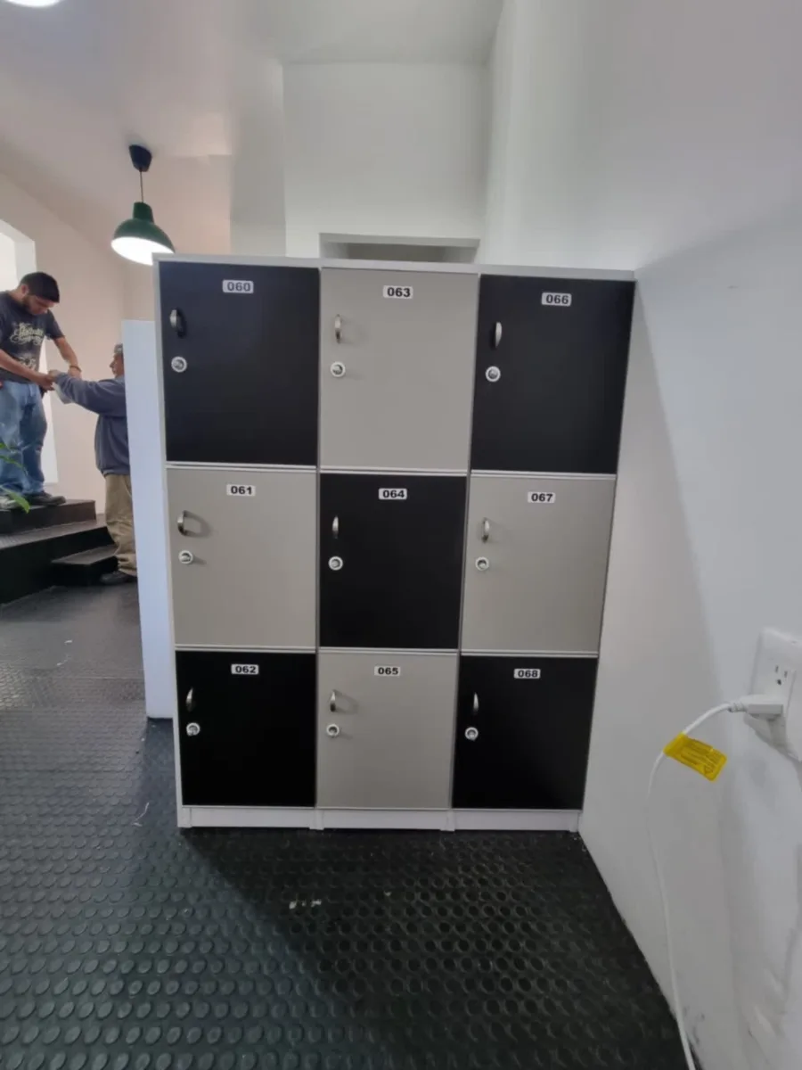 Instalación de lockers de plástico - LockSteel