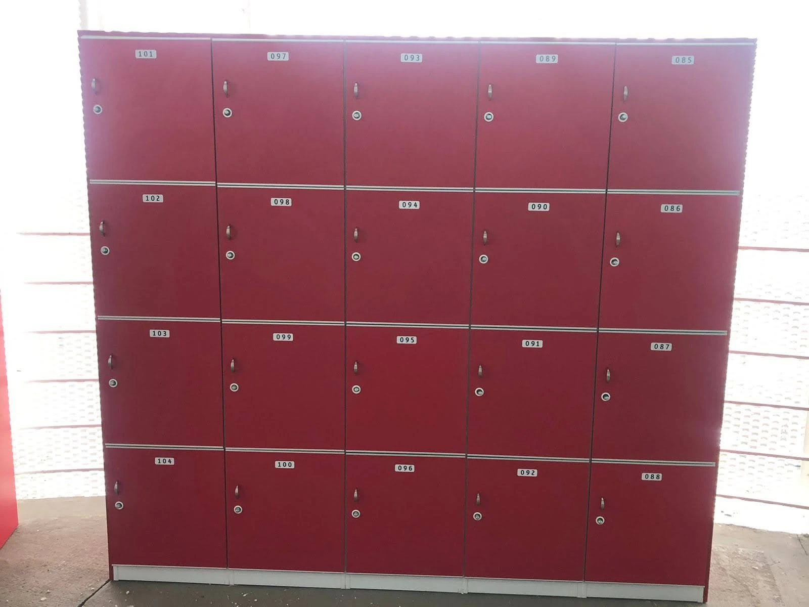 Lockers de plástico de 15 puertas - LockSteel